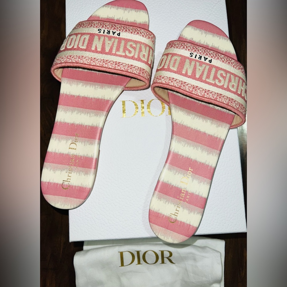 Christian Dior
Women's Dway Flat Sandals